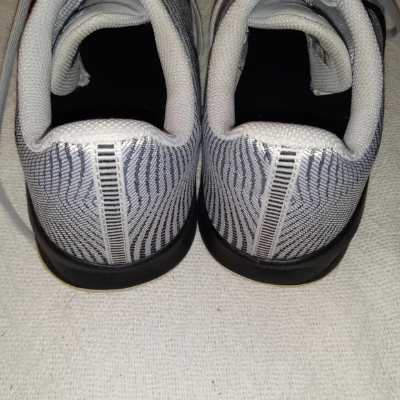 Sz.10 Men's Nike Kobe Bryant KB Mentality 2 Wolf Gray Sneakers